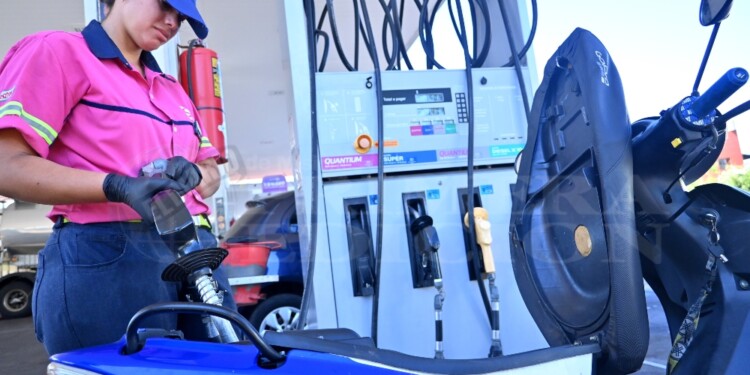 MEDIDAS UNILATERALES. El aumento de precios fue una decisión exclusiva de las petroleras.