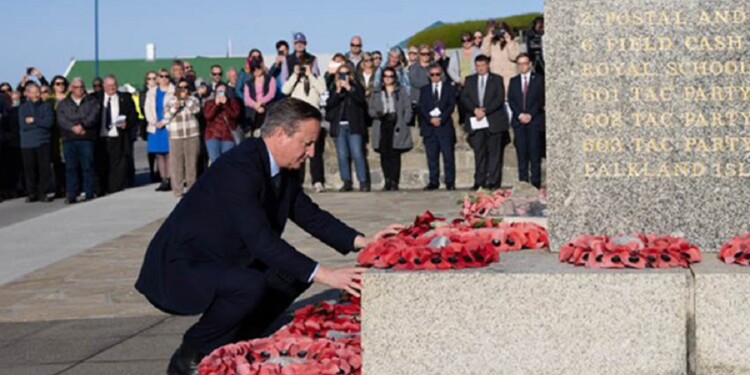 NOTICIAS ARGENTINAS FEBRERO 20:
El canciller británico David
Cameron rinde homenajes a los
caídos en la guerra del
Atlántico sur al llegar ayer de
visita oficial a las islas
Malvinas.
Foto NA