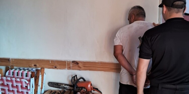 Uno de los detenidos estaba con el agresor y resultó ser sospechoso de robo.