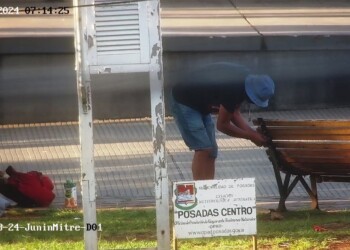 Dañaban bancos en pleno centro de Posadas y terminaron arrestados