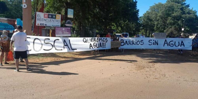 RESULTADOS. Ayer, realizaron una protesta en el acceso al barrio Del Lago y esperan soluciones a la falta de agua.