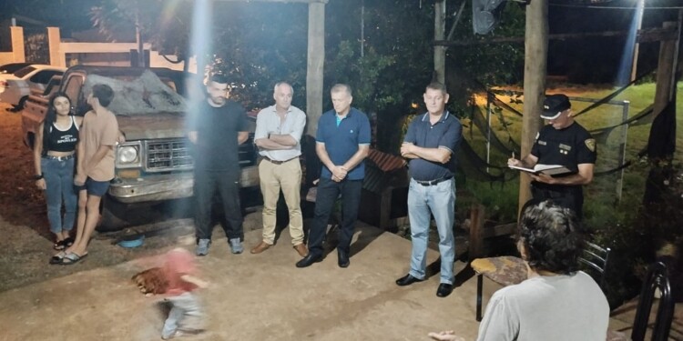 FORO DE SEGURIDAD. Asistieron autoridades policiales, concejales, representantes de la Municipalidad y pobladores del barrio Caacupé.