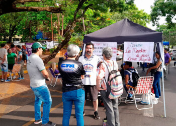 Docentes se reúnen en asamblea frente al CGE en Posadas
