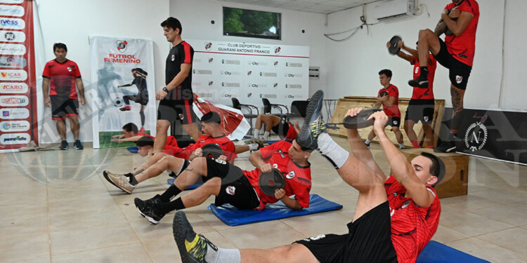 TRABAJOS. El profe Tomás Weiss comandó la primera sesión de labor física.