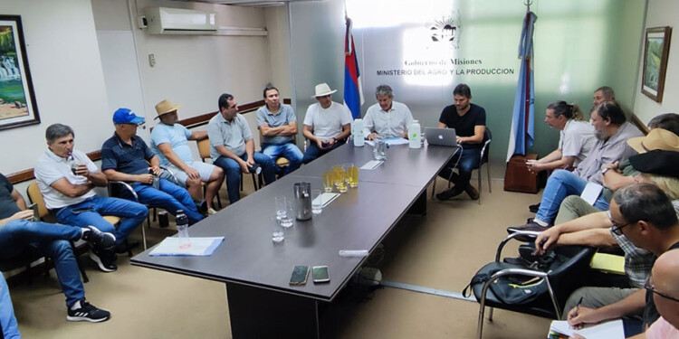 CONOCER AL SECTOR. El titular de la Secretaría habló con productores para conocer la realidad de la industria yerbatera. “No íbamos a poder sacar normas sin poder escucharlos antes, sin saber esto de primera mano”, aseguró.