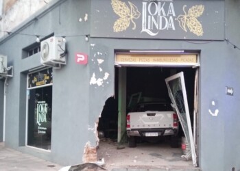 Joven se incrustó con una camioneta en una cervecería