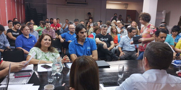 En la última reunión los gremios que integran la Mesa de Diálogo rechazaron la propuesta del 22% de aumento al sueldo de bolsillo que el Gobierno provincial les ofreció.