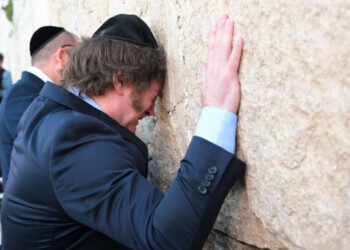 Viral: Milei inició su gira por Israel y lloró en el Muro de los Lamentos