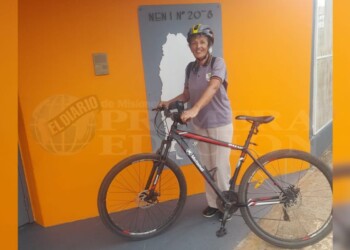 Pura vocación: docente viaja en bicicleta de Villa Sarita a Itaembé Guazú para trabajar