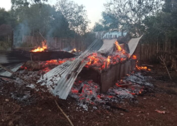 Incendio consumió totalmente una vivienda y una motocicleta en Mártires