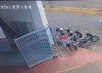 Insólito: un hombre en muletas se robó una moto en Posadas y quedó filmado por las cámaras de seguridad