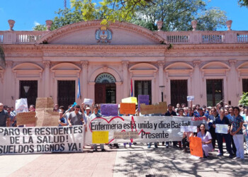 Residentes de salud continúan su reclamo por mejores salarios frente a la Casa de Gobierno