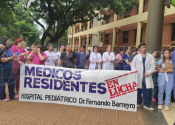 “Vocación sobra, falta sueldo”: residentes de salud fueron al paro