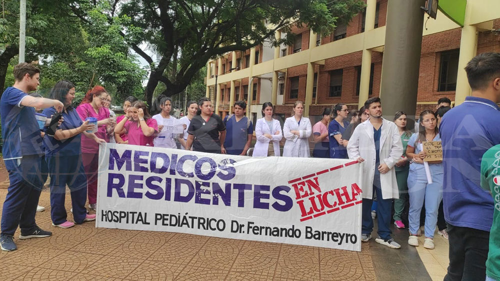 “Vocación sobra, falta sueldo”: médicos residentes fueron al paro