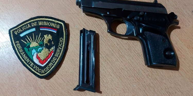 EN LA CINTURA. La pistola calibre 22 que tenía en su poder una de las sospechosas.