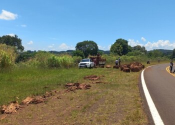 Le estalló una rueda, despistó y desparramó su carga de tabaco