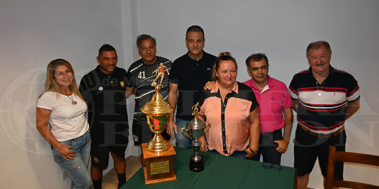 PRESENTACIÓN. Los representantes de los clubes en la presentación del cuadrangular “Copa Aniversario Est. Galeano”.