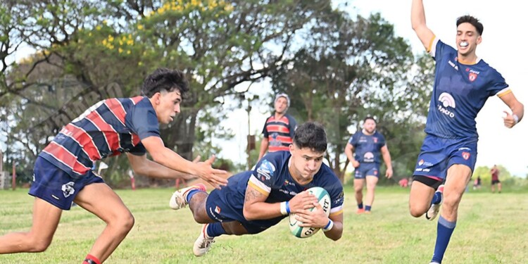 EL GATO VOLADOR. Tomás Estigarriba vuela al try, mientras Falero festeja.