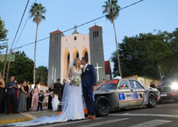 Campeón de automovilismo misionero llegó al altar con su auto de carreras