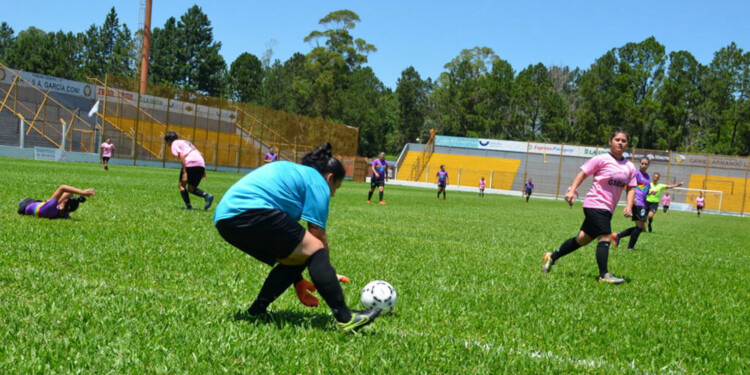 Por el Día de la Mujer, organizan torneo de fútbol femenino con equipos barriales