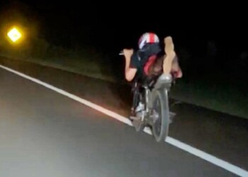 Demorado por jugar a ser “superman” en una moto sin luces a alta velocidad