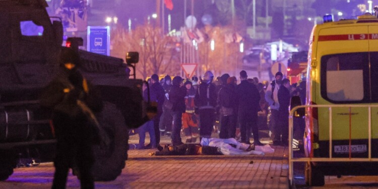 Una vista muestra los cuerpos de personas asesinadas cerca de la sala de conciertos Crocus City Hall luego de un tiroteo / Foto NA-REUTERS