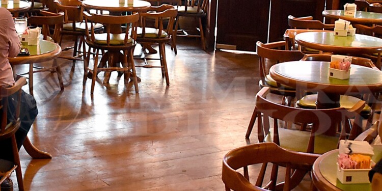 MESAS VACÍAS. Las bajas ventas obligaron a gastronómicos a bajar el stock de sus insumos.