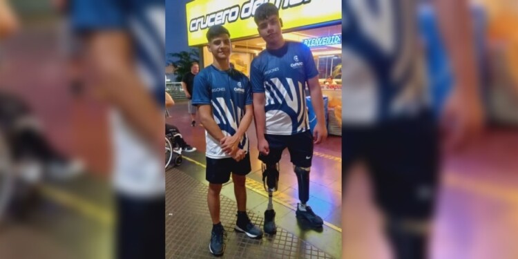 CON LA SELECCIÓN. Santiago y Patricio, en la salida hacia Baires.