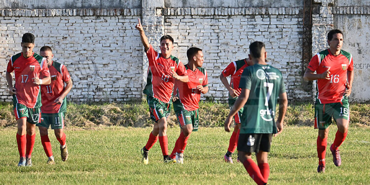 SE FESTEJA. El atacante Emanuel Báez (18) marcó un doblete en el Verdirrojo y lo celebra con dedicatoria incluida.