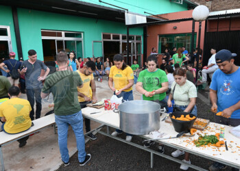 UNaM: Estudiantes organizaron una olla popular para exigir la continuidad de comedores y albergues