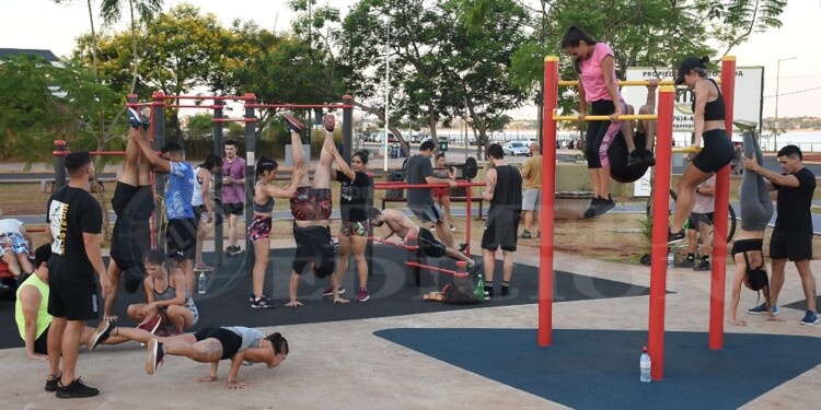 EN ACCIÓN. La disciplina consiste en ejercicios utilizando el peso corporal.