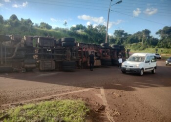 Un camión que transportaba madera volcó sobre la ruta 14 en Guaraní