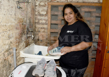 De lavar zapatillas a rifar sus muebles por la crisis