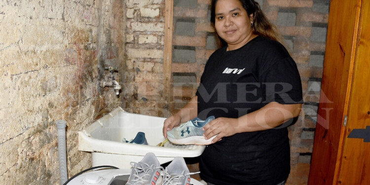 ESFUERZO. Eugenia y su marido lavan zapatillas, colchas, toallas y hasta cuchas de animales, por la madrugada.