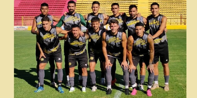 TIEMPO DE PRUEBAS. La formación que utilizó Módica para el primer juego.