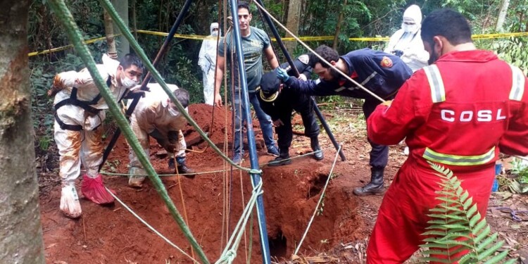 RESCATE. Personal especializado extrajo el cuerpo de la víctima del pozo, ubicado en una chacra de San Vicente.