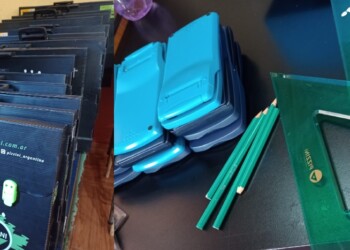 Exalumnos de la EPET 44 donaron sus uniformes y tableros de dibujo técnico