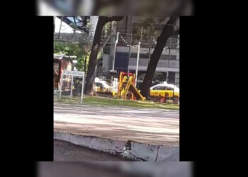 Terror en una plaza por una hamaca que se mueve sola