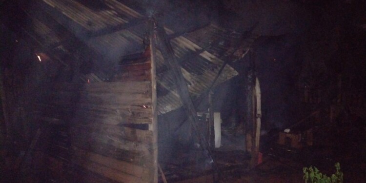 PEDIDO DE SOLIDARIDAD. La vivienda de la joven quedó reducida a cenizas. Quedó en la calle con lo puesto junto a su bebé de un año y medio.