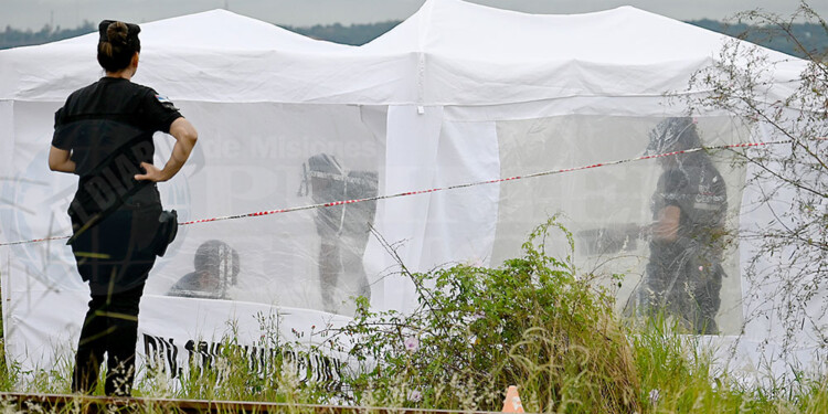 PERICIAS. La Policía Científica dentro del gazebo que cubre el cuerpo de Benítez.