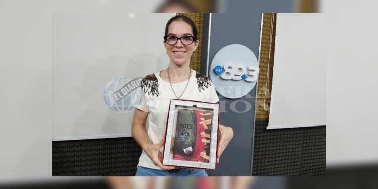 SEGUNDO LIBRO. Lara Schwieters con “Mates en la cama”, su compilado de cuentos que acaba de ser impreso.