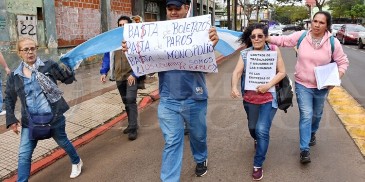 “Seguimos luchando por la mejora en el transporte de pasajeros... Queremos hacer una denuncia a la Empresa Casimiro Zbikoski SA en la CNRT!!!”, se lanzó como consigna desde la cuenta de Instagram de vecinosyusuariosdecolectivos.