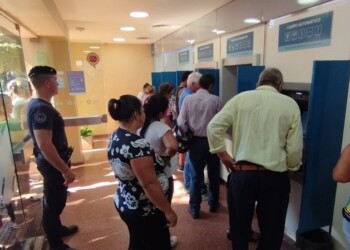 Policía de civil evitó que un hombre sea estafado por teléfono en un cajero automático