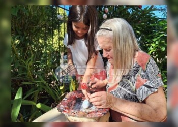 A sus 83 años, Teresa enseña a pintar “cascaritas” de huevo a su bisnieta