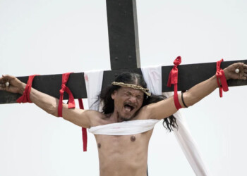 Crucifixiones reales, autoflagelaciones y otros ritos extremos por Viernes Santo en Filipinas