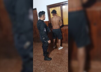 Lo detuvieron por exhibicionista, arrojar piedras a los autos y estar ebrio en la vía pública