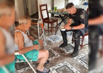 Policía asistió a un hombre que se negaba a ser alimentado y la imagen se viralizó en redes sociales