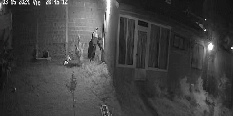 REGISTRADO. Un ladrón captado en pleno intento de ingresar a hogar ajeno.