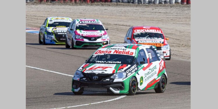 UN BUEN ANDAR. El Toyota Etios de Pastori encabezando el pelotón. El “Mosquita” marcha segundo en la Clase 2.
