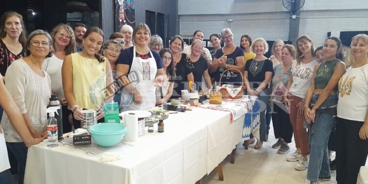 Compartieron con la comunidad distintas técnicas para teñir los huevos, significados y simbolismos, la preparación de la Paska, y el armado de una canasta tradicional. Sorprendió la gran concurrencia a pesar del clima.